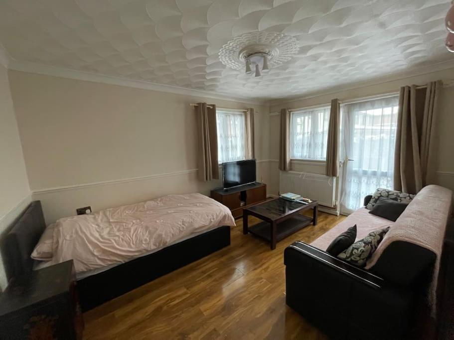 Spacious Bungalow In London, Near Central London, The Excel Centre And The O2, Ideal For Families Exteriér fotografie